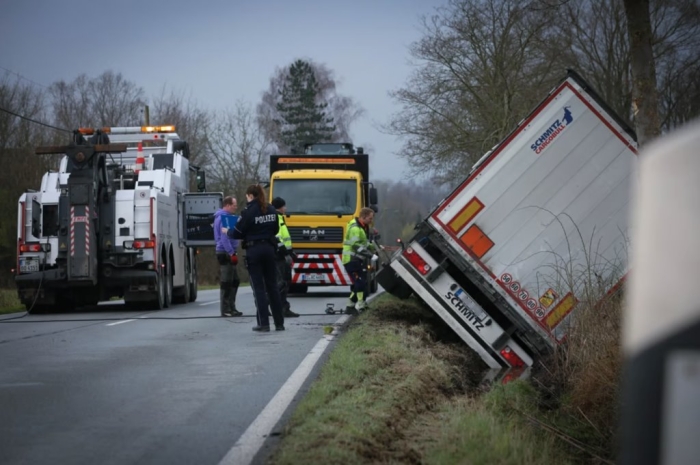 В Германии белорус на фуре съехал с дороги и врезался в дерево